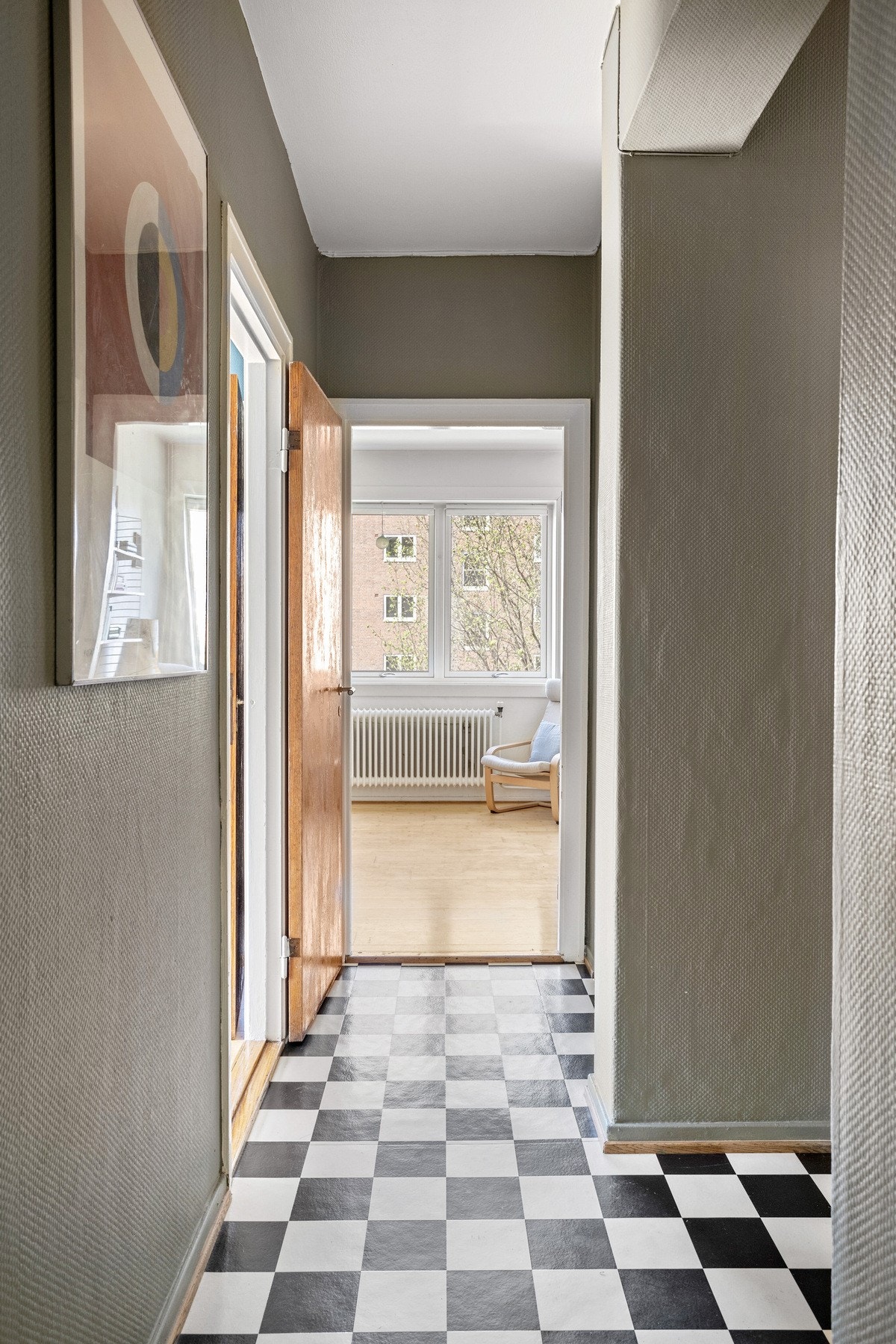 Entréen har god takhøyde. Galleribilde