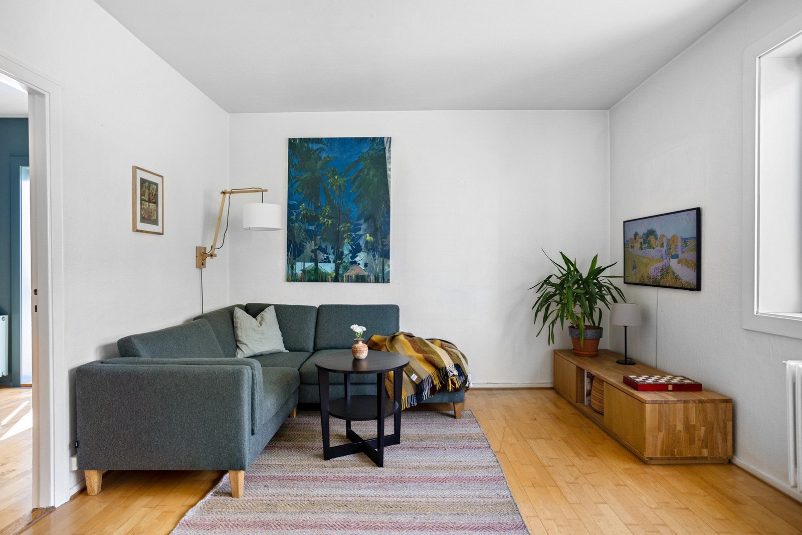 Stuen har naturlige soner for møblering og er holdt i lyse farger med parkett på gulv. Galleribilde