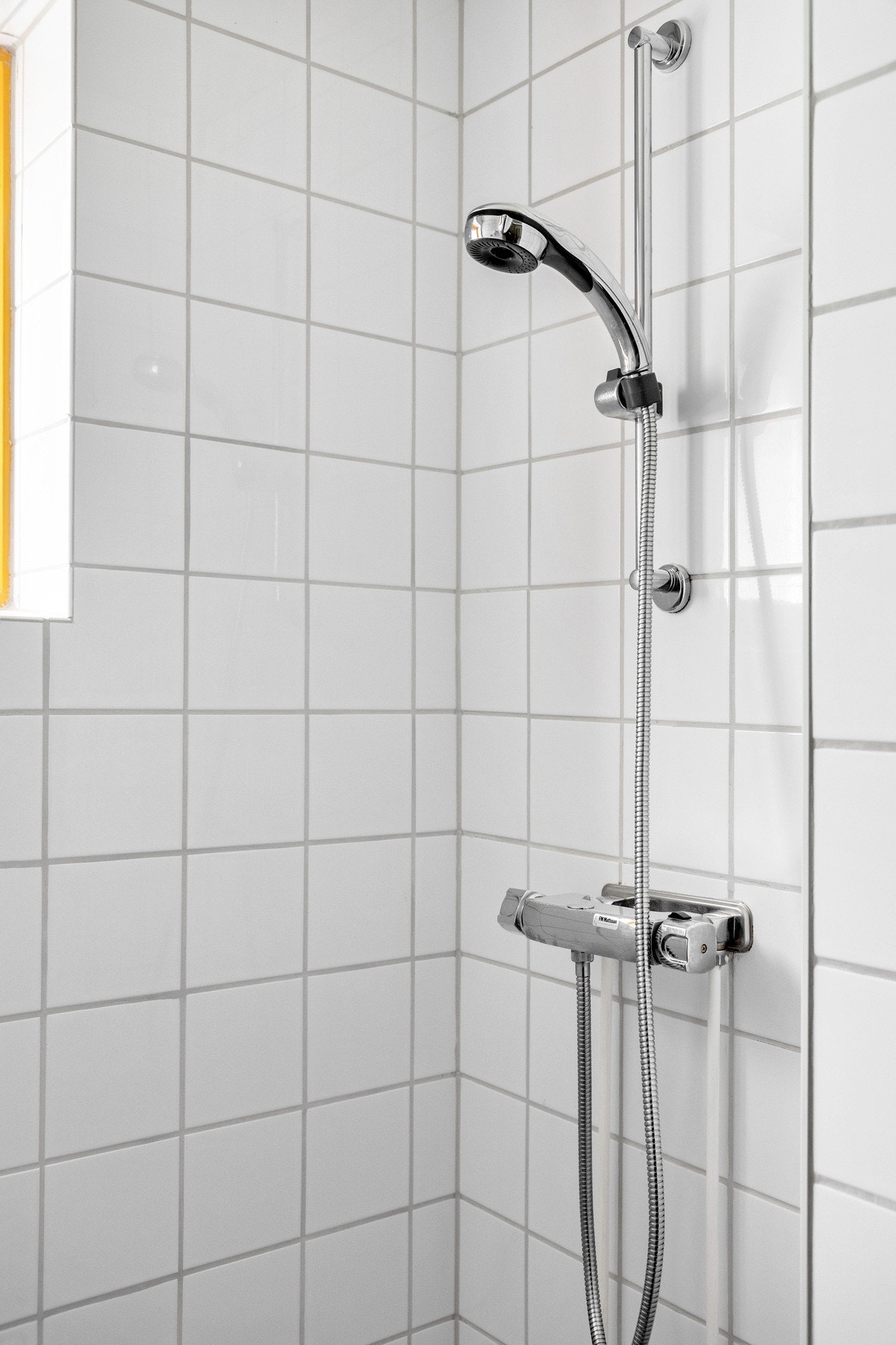 Dusjhjørne med to-greps armatur påkoblet hånddusj. Galleribilde