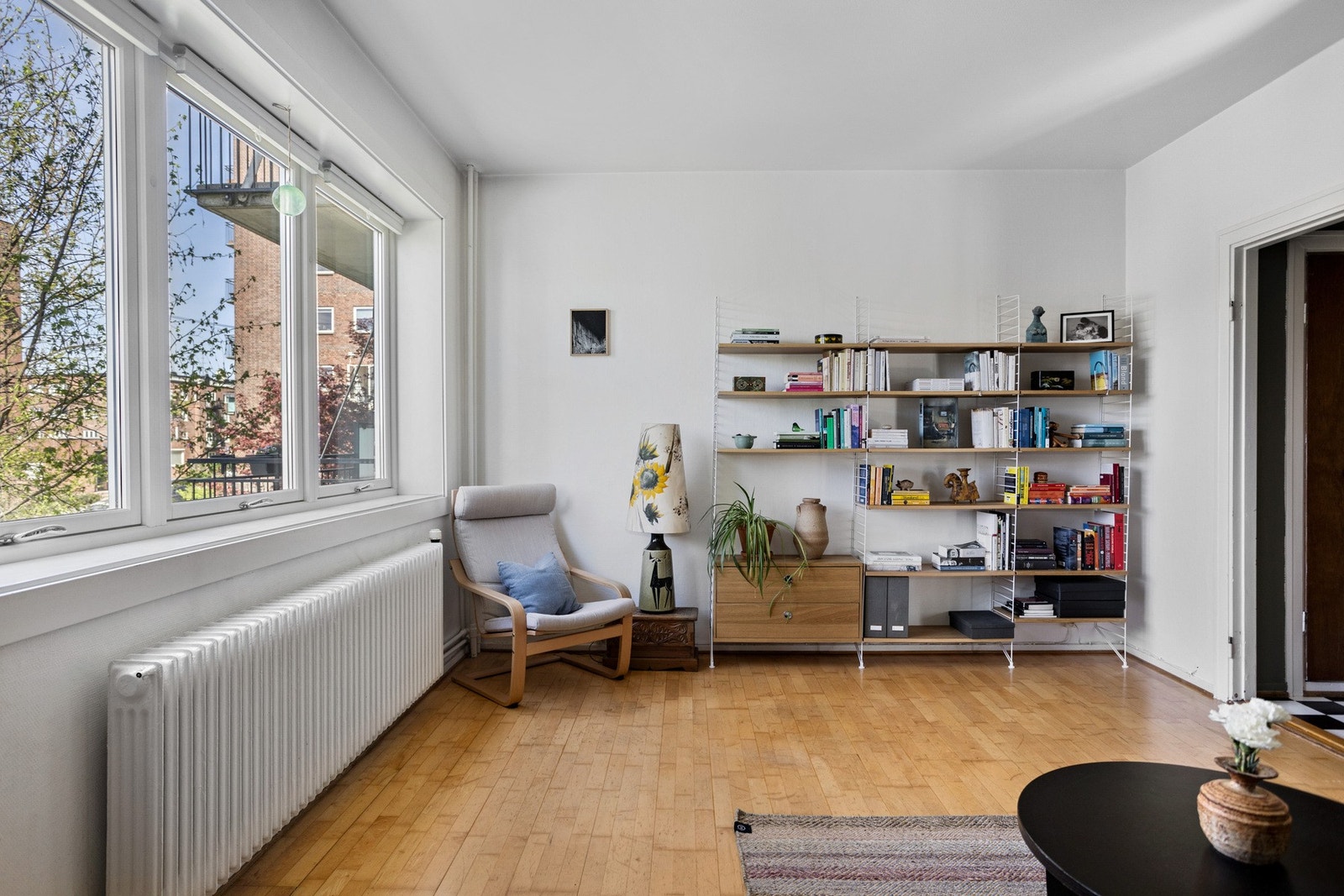 Innvendig vil du først og fremst legge merke til de store vindusflatene som gir en lys og luftig romfølelse. Galleribilde