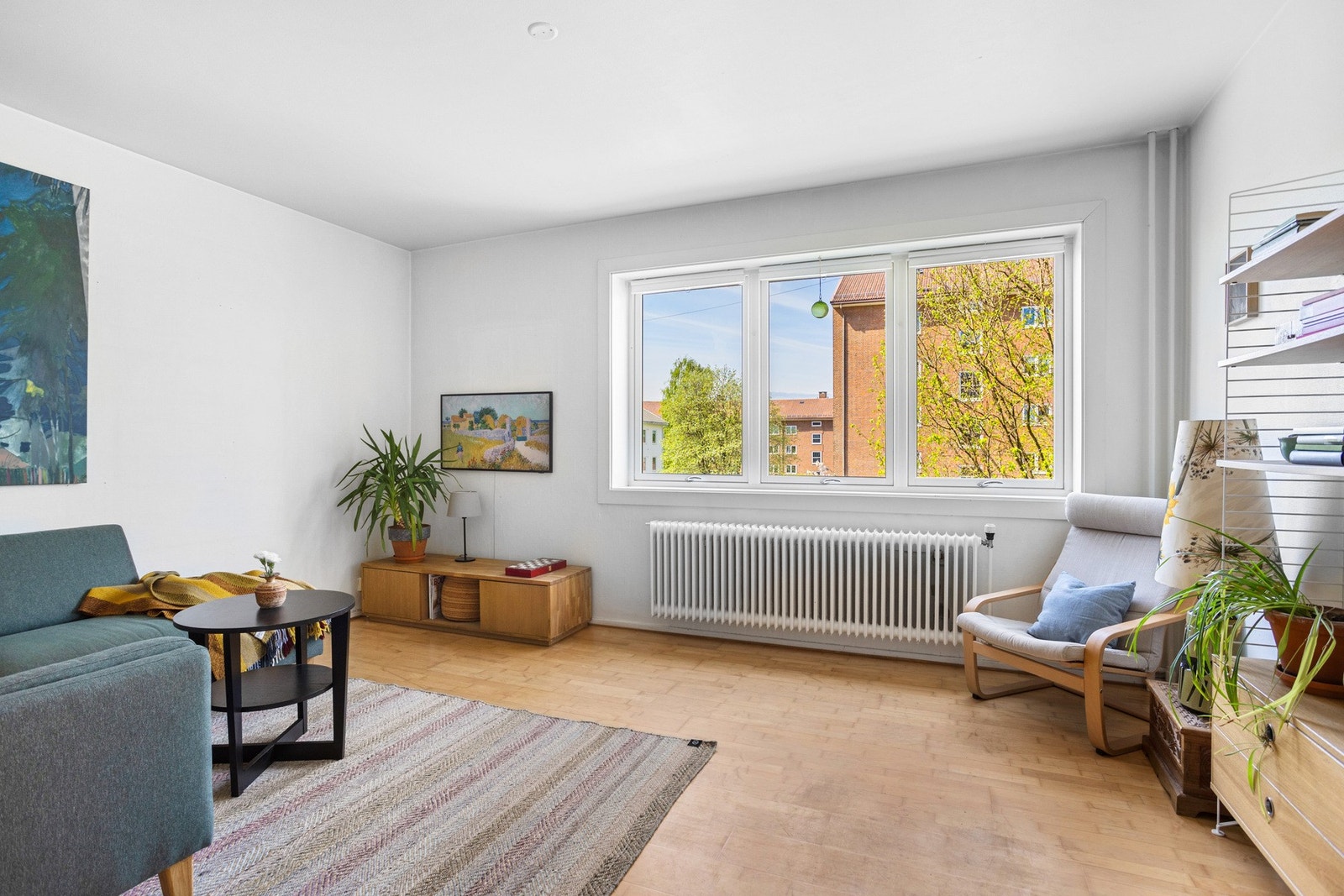 Oppholdsrommet har god plass til sofagruppe med tilhørende møblement. Galleribilde