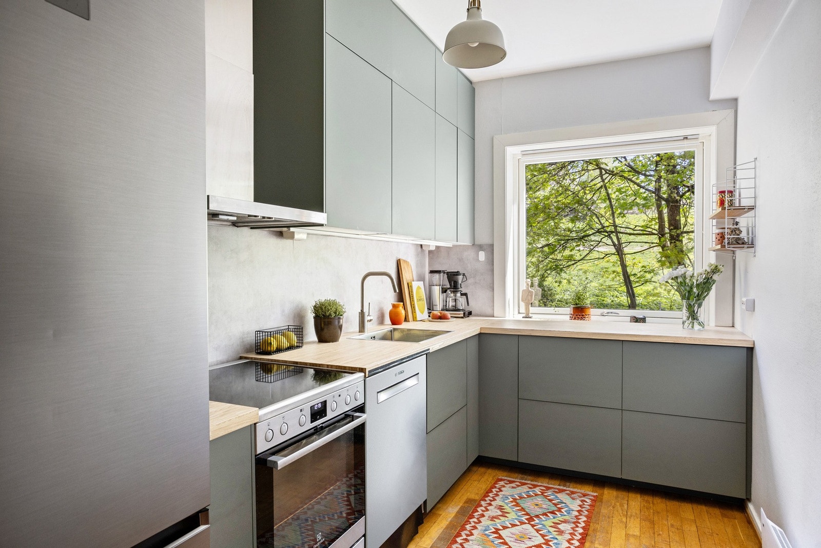 Nytt, separat IKEA kjøkken fra 2022. Kjøkkenet har glatte fronter og ask/finer benkeplate. Galleribilde