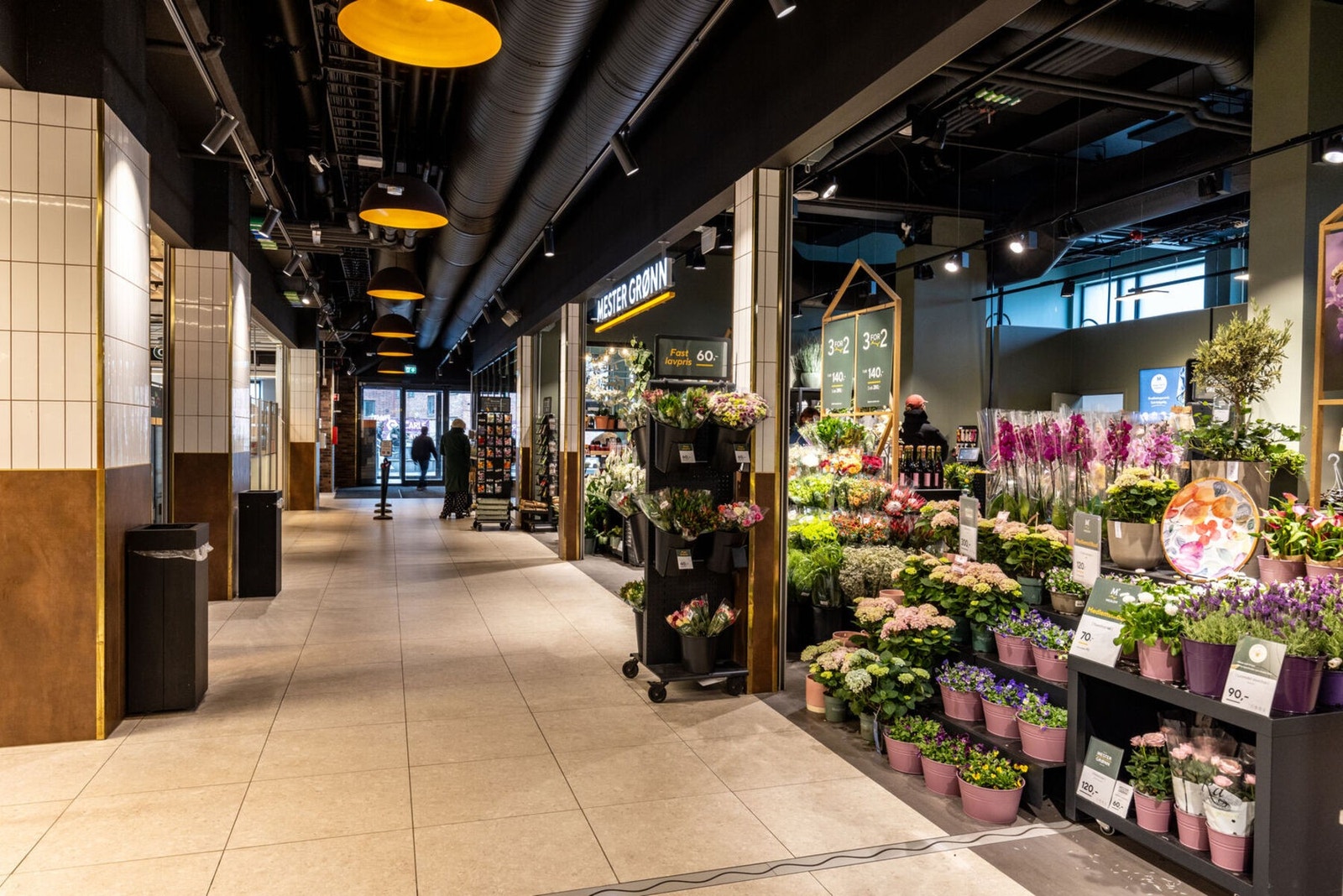 Her finner man det som være restaurant, utsalg, blomsterbutikk, moderne Coop Mega dagligvarebutikk, Apotek1 og Kaffebrenneriet. Galleribilde