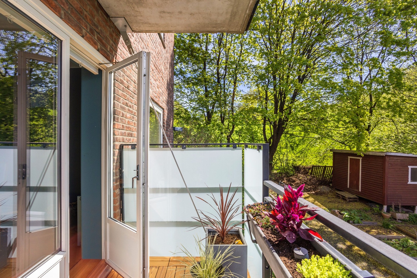 Her får du gleden av en sørvendt balkong på 5 kvm med sol fra morgen til kveld på sommeren. Her har du i tillegg parken som nærmeste nabo! Galleribilde