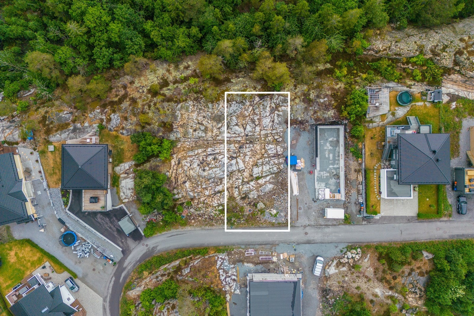 Tomten sett ovenfra - omrisset er skissert - se kart fra Larvik kommune for nøyaktige tomtegrenser Galleribilde