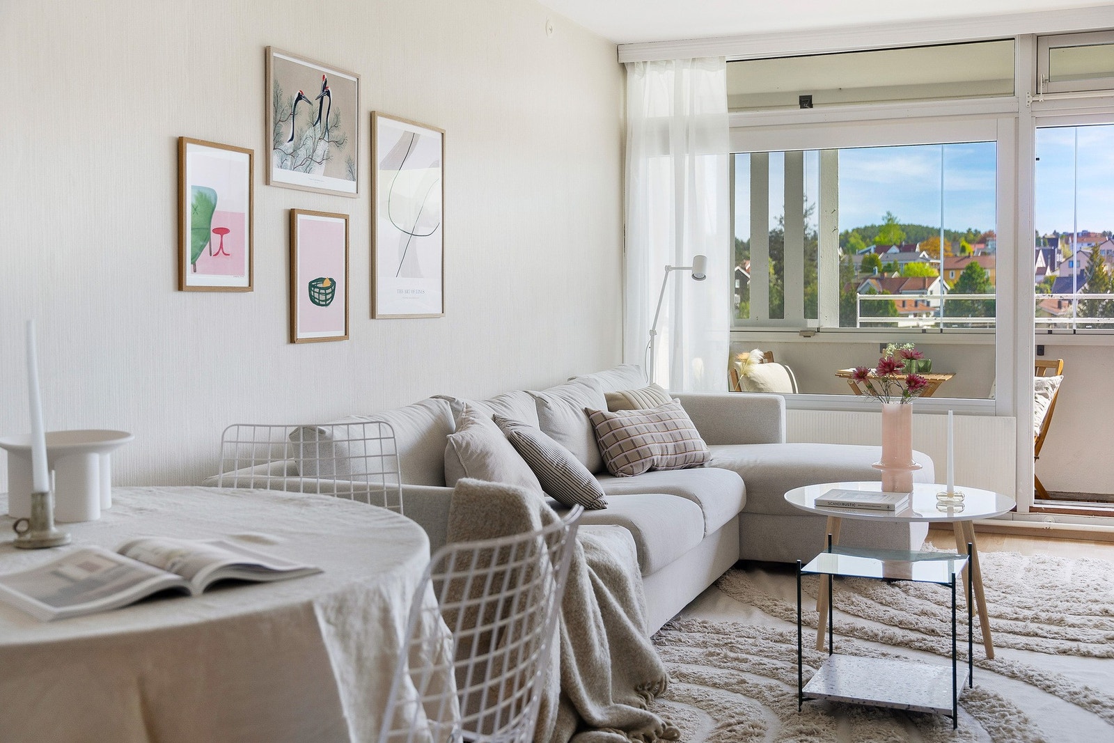 Oppholdsrommet har god plass til sofa med tilhørende møblement. Galleribilde