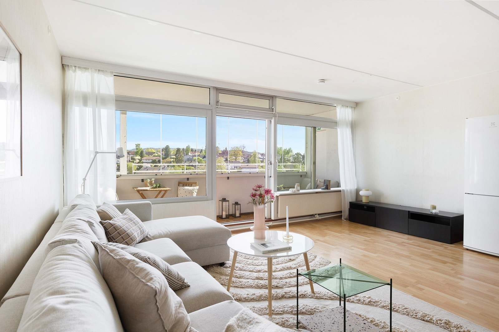 Store vindusflater gir godt med naturlig lysinnslipp. Galleribilde