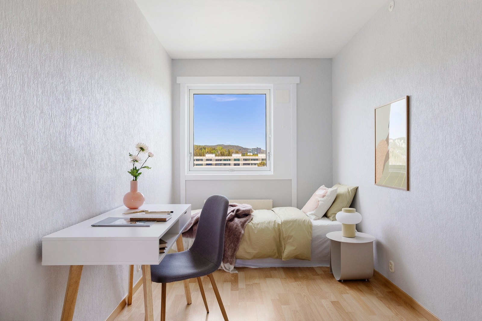 Det andre soverommet har fin plass til seng, nattbord, garderobeskap og annet ønskelig møblement. Galleribilde