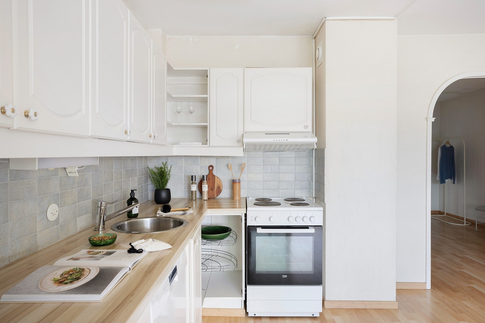 Kjøkkenet er godt utnyttet med mye skap- og benkeplass. Galleribilde