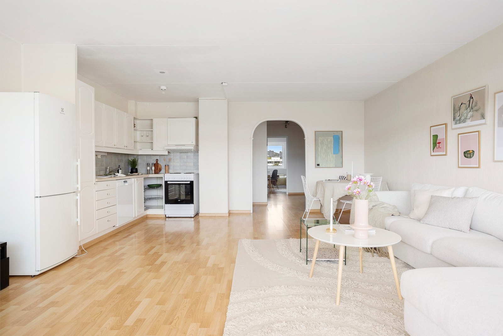 Kjøkkenhjørnet er i en åpen løsning mot stuen. Galleribilde