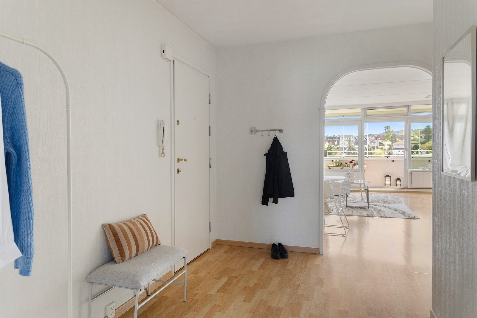 Entréen har god plass til knaggrekker, speil, kommode og lignende. I tilknytning til entréen er det en praktisk innvendig bod på 4 kvm som gir godt med ytterligere plass til klær og annet. Galleribilde