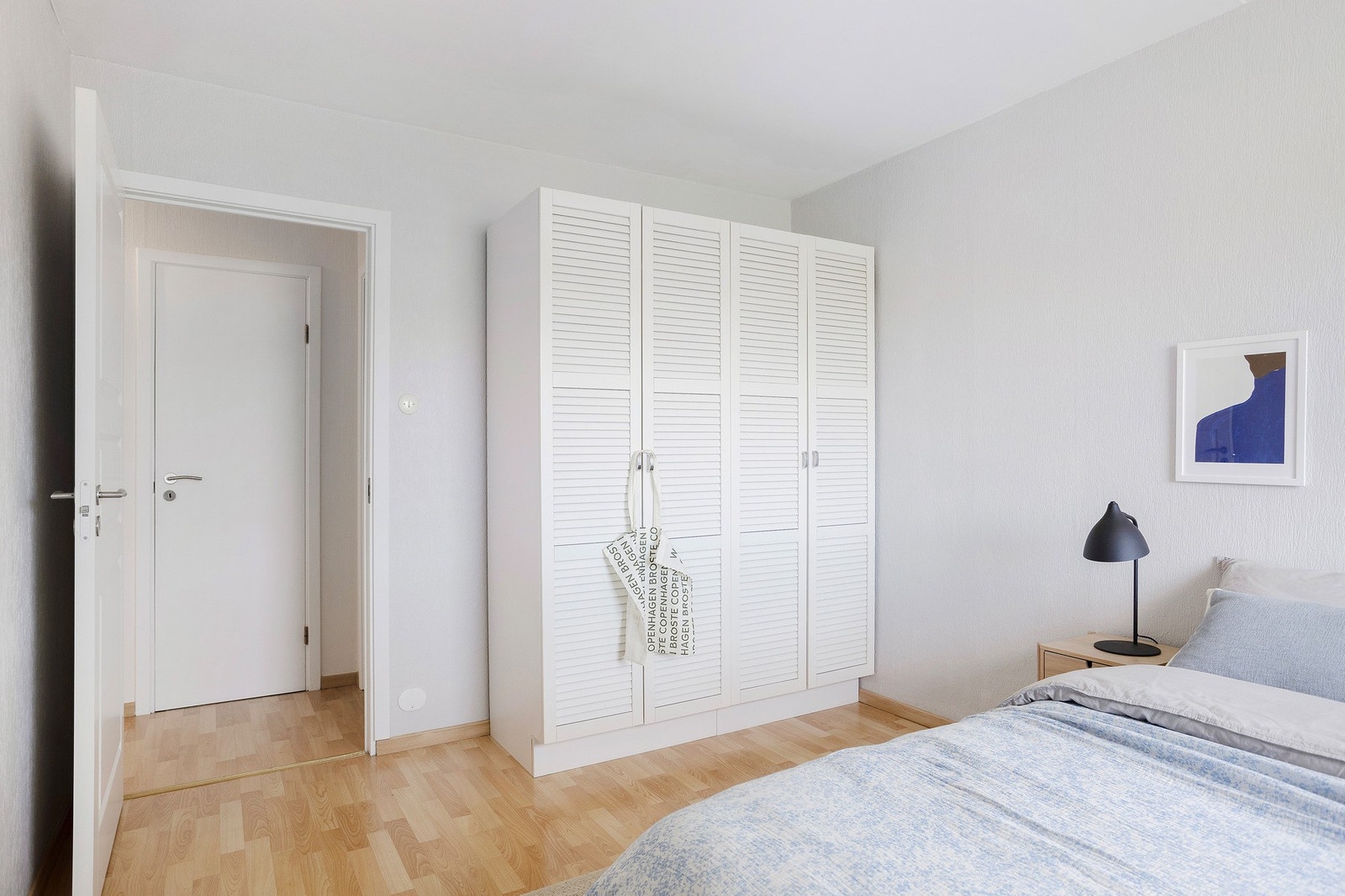 Hovedsoverommet har god plass til dobbeltseng med tilhørende nattbord og godt med lagringsplass i garderobeskap. Galleribilde