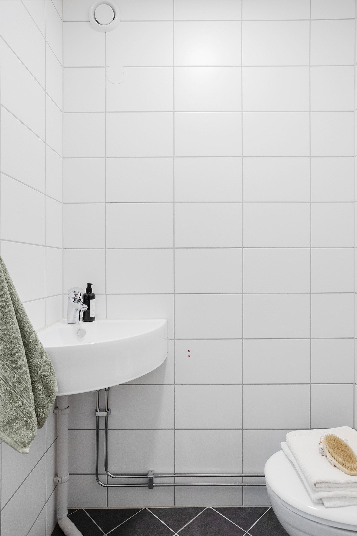 Leiligheten har i tillegg eget separat toalettrom fra 2019 med fliser på gulv og vegger. Gulvvarme også her. Galleribilde