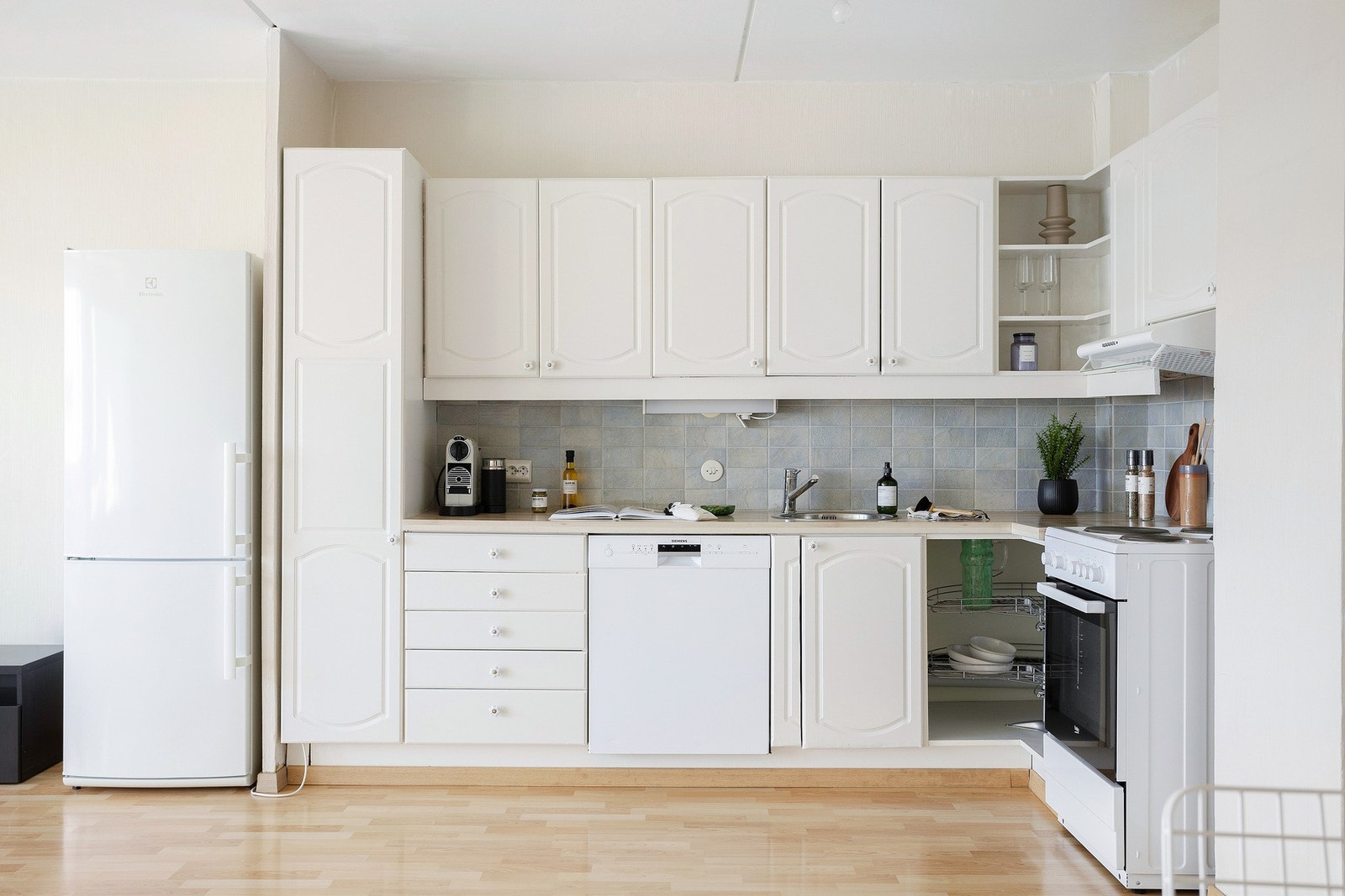 Innredningen består av lyse profilerte fronter, benkeplate av laminat og nedsenket oppvaskkum med ett-greps armatur. Over benk er det lagt fliser mens det under overskapene er montert stikkontakter og belysning. Galleribilde