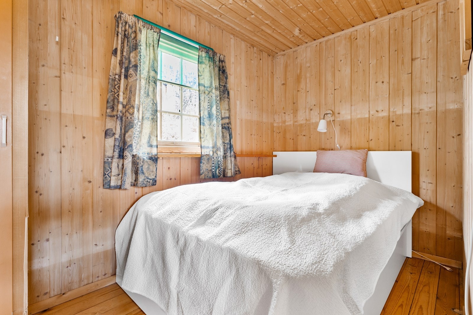 Soverom med hyggelig utsikt og naturlig treverk Galleribilde