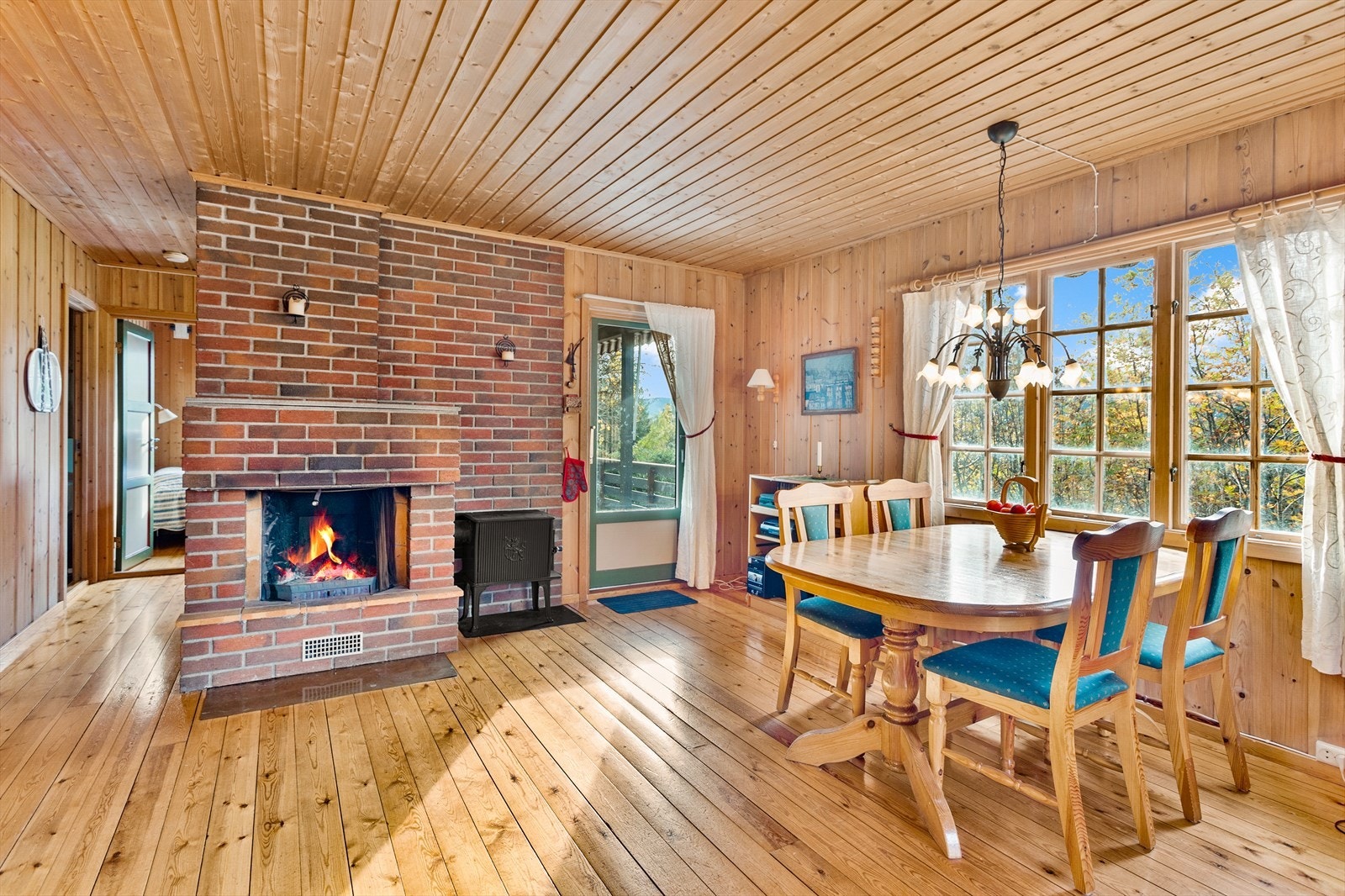 Middagsområde med fantastisk utsikt og tilgang til balkong Galleribilde