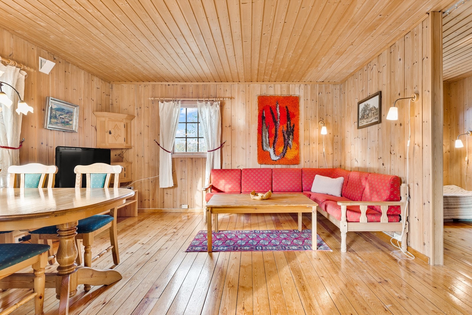 Stue med spisebord og direkte tilgang til terrassen Galleribilde