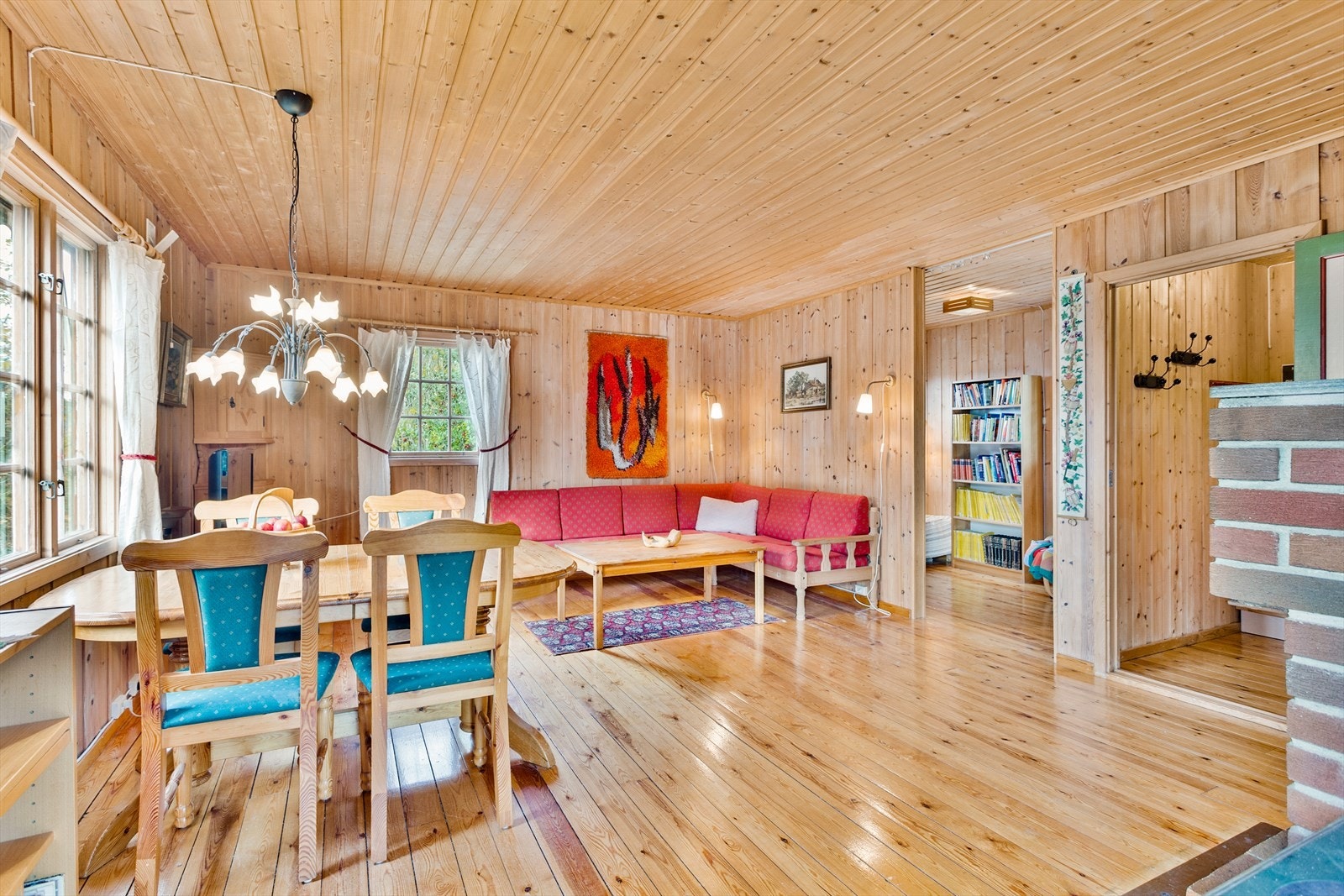 Romslig stue med spiseplass og varmende peis Galleribilde