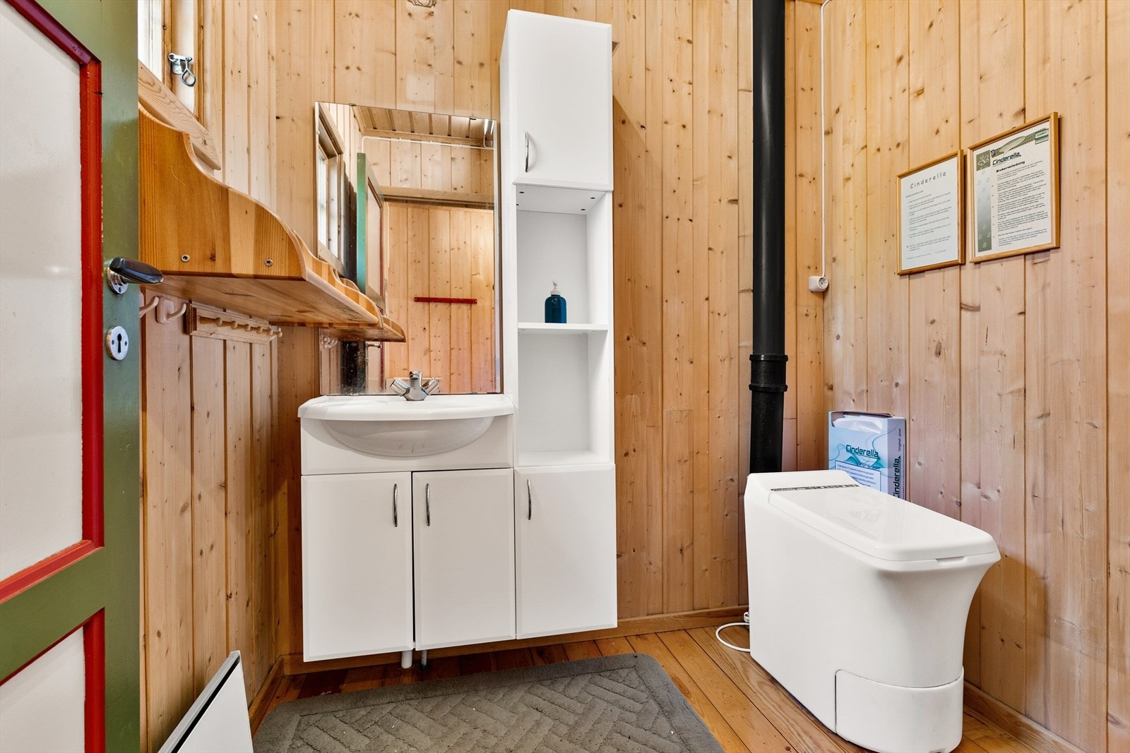 Bad med trepanel og Cinderella forbrenningstoalett Galleribilde