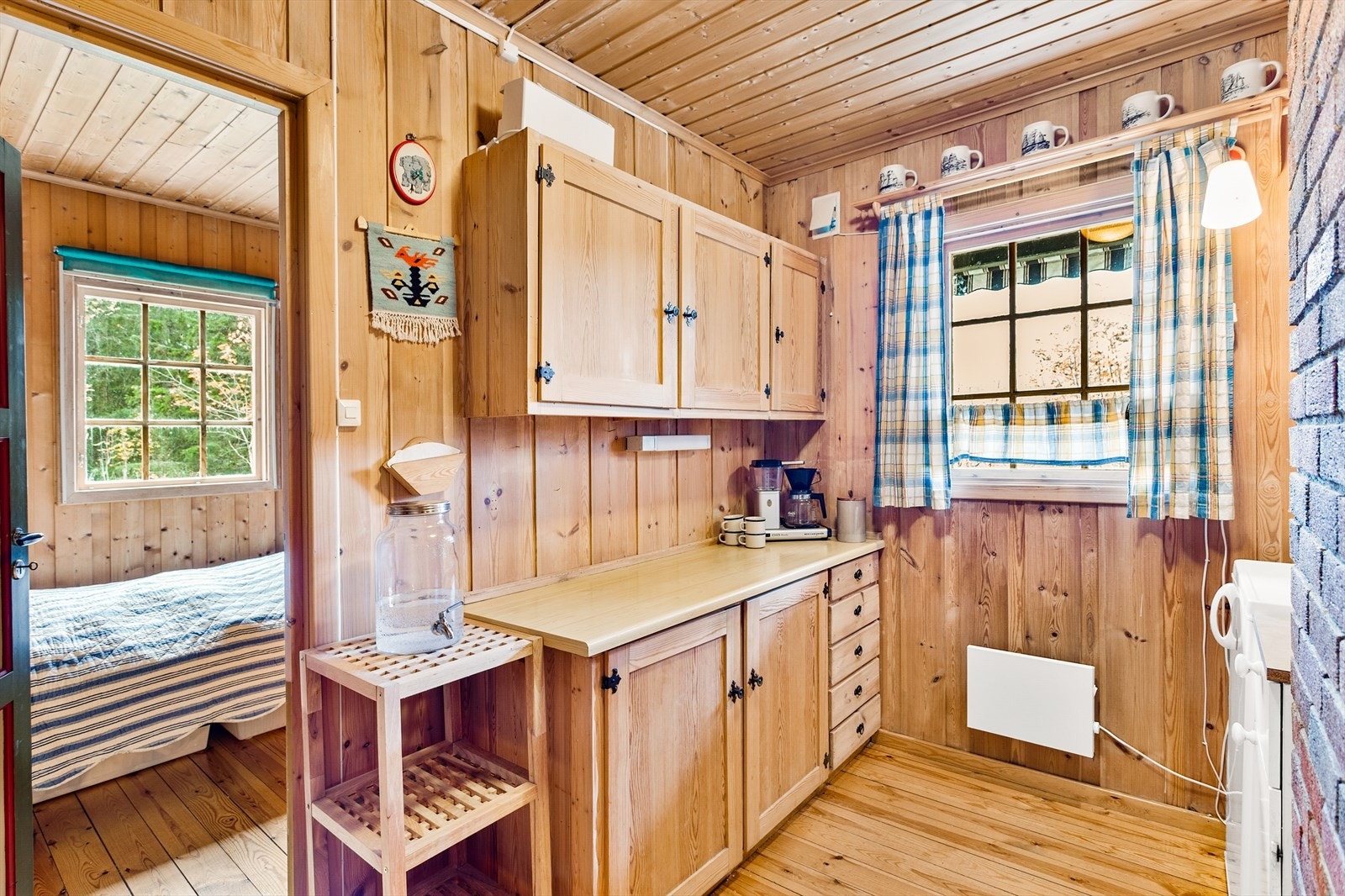 Effektivt utnyttet kjøkken med god lagringsplass Galleribilde