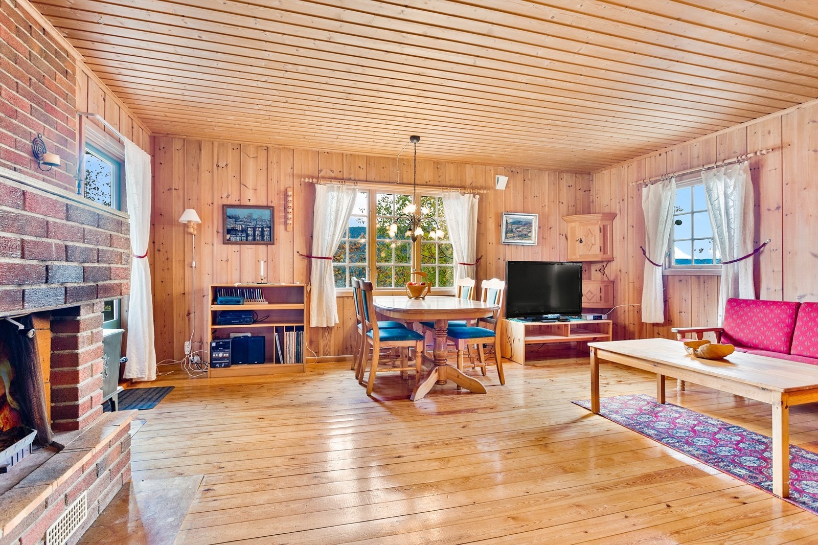 Stue med plass for sofagruppe og utsikt til grøntområder Galleribilde