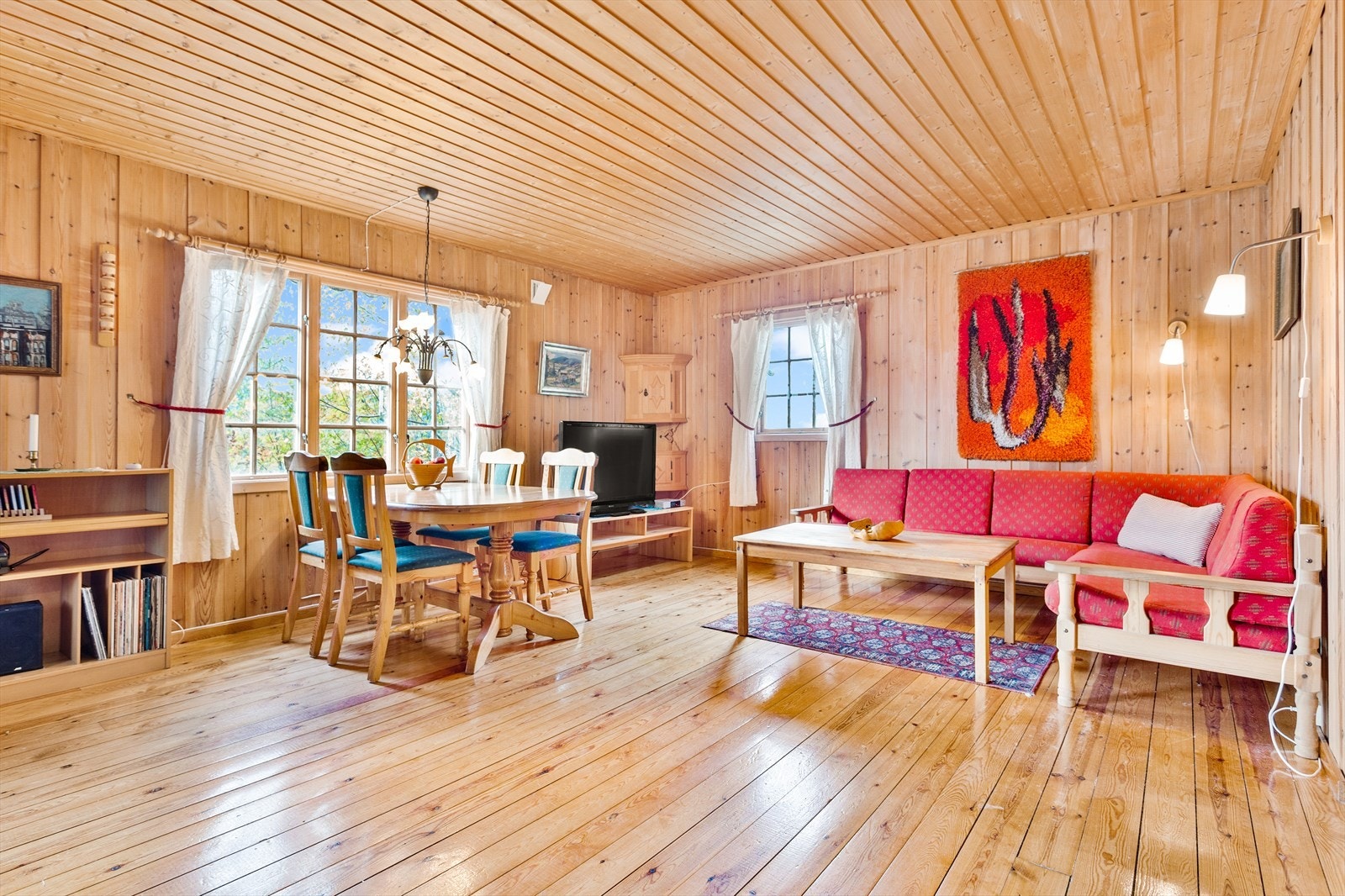 Stue med spiseplass og estetisk interiør Galleribilde