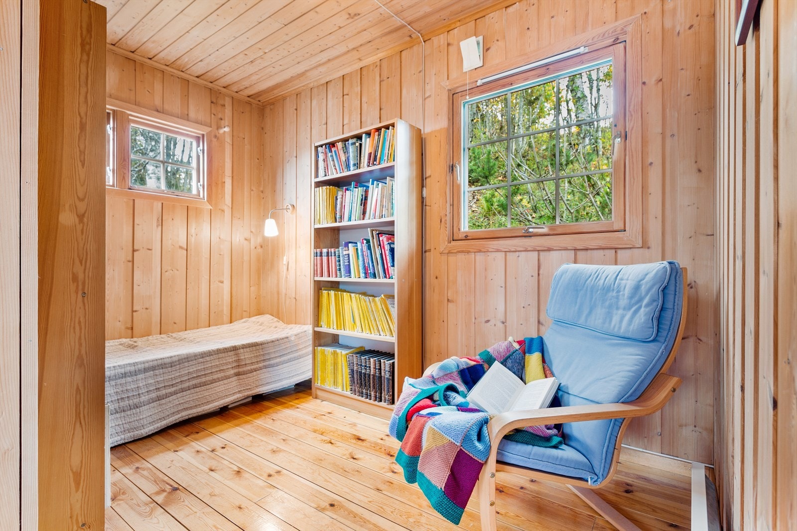 Hyggelig lesekrok ved vinduet, ideell for avslapning Galleribilde