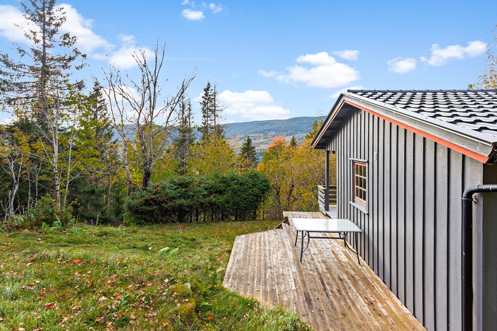 Terrasse med utsikt mot fjellene Galleribilde