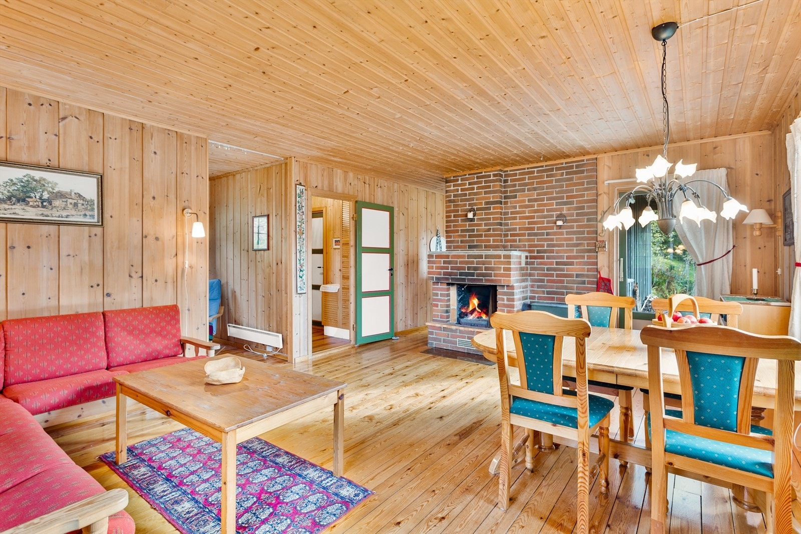 Romslig stue med peis og direkte adgang til terrassen Galleribilde