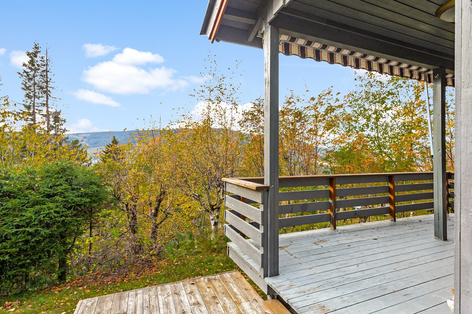 Balkong med utsikt over dalen Galleribilde