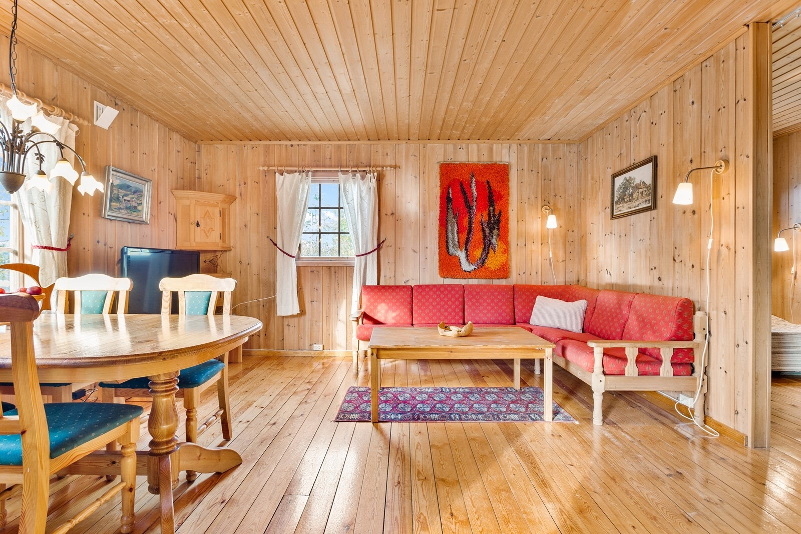 Stueområde med rikelig sitteplass og naturlig belysning Galleribilde