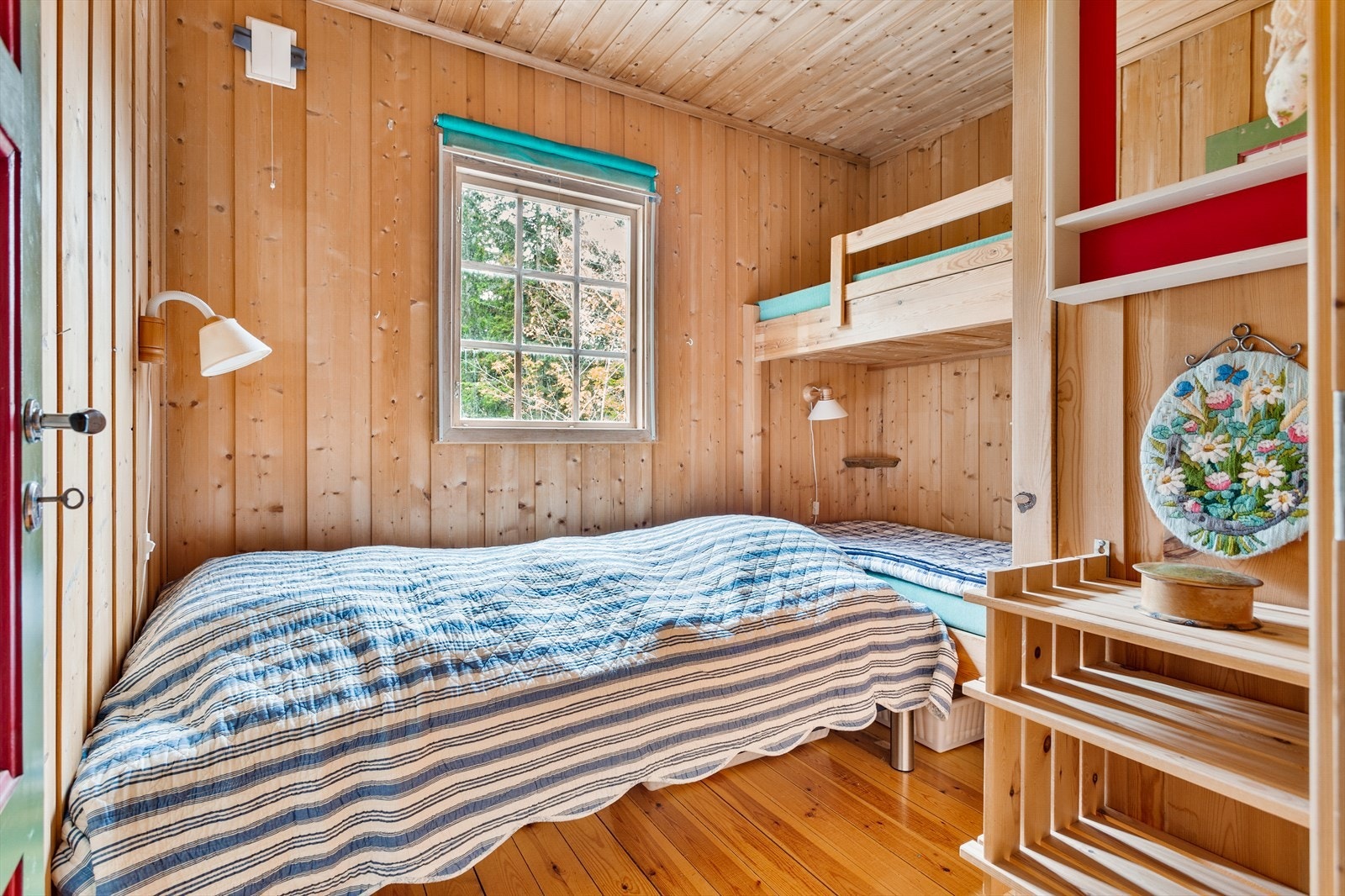 Soverom med innebygde køyesenger og praktisk oppbevaring Galleribilde