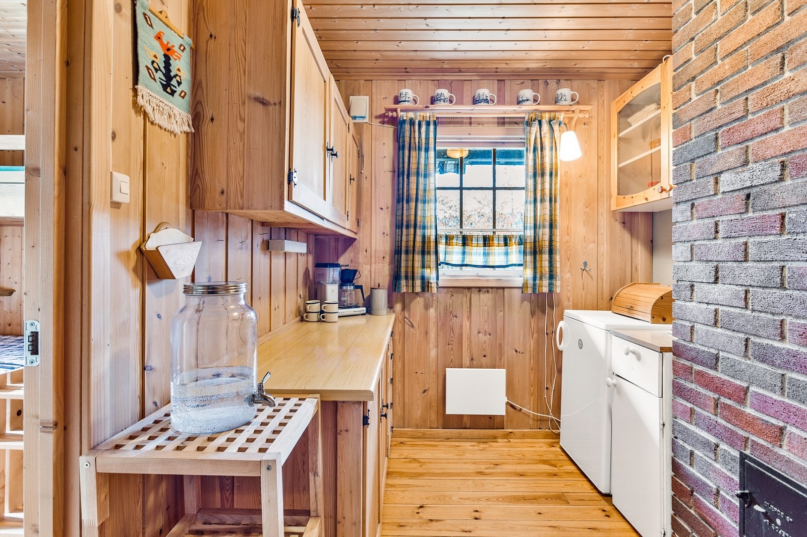 Praktisk og kompakt kjøkkenkrok med moderne fasiliteter Galleribilde