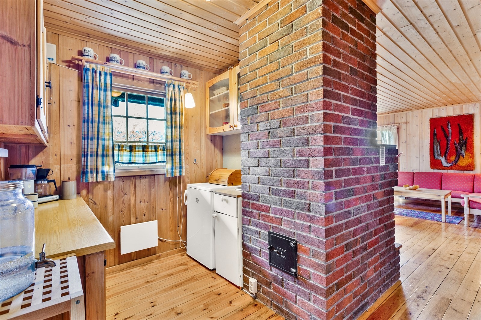 Kjøkken med peis og utsikt mot naturen Galleribilde