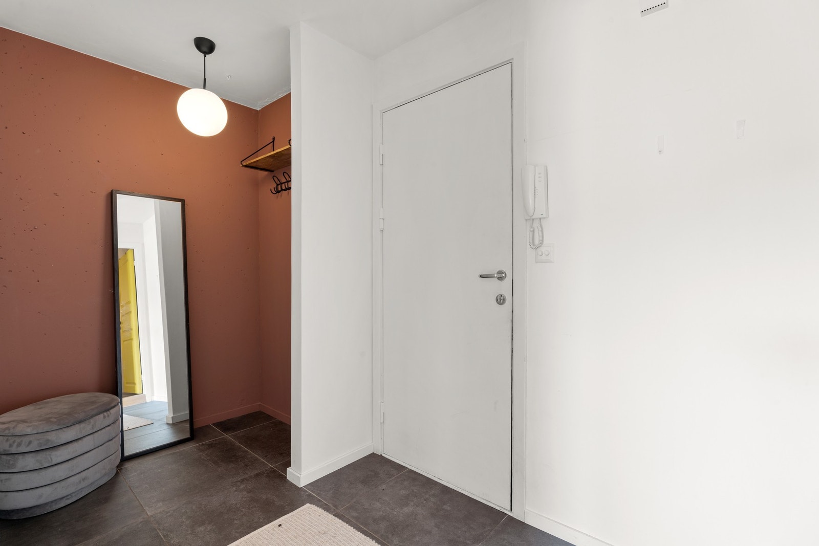 Når du kommer inn i leiligheten møtes du av en lys entré. Galleribilde