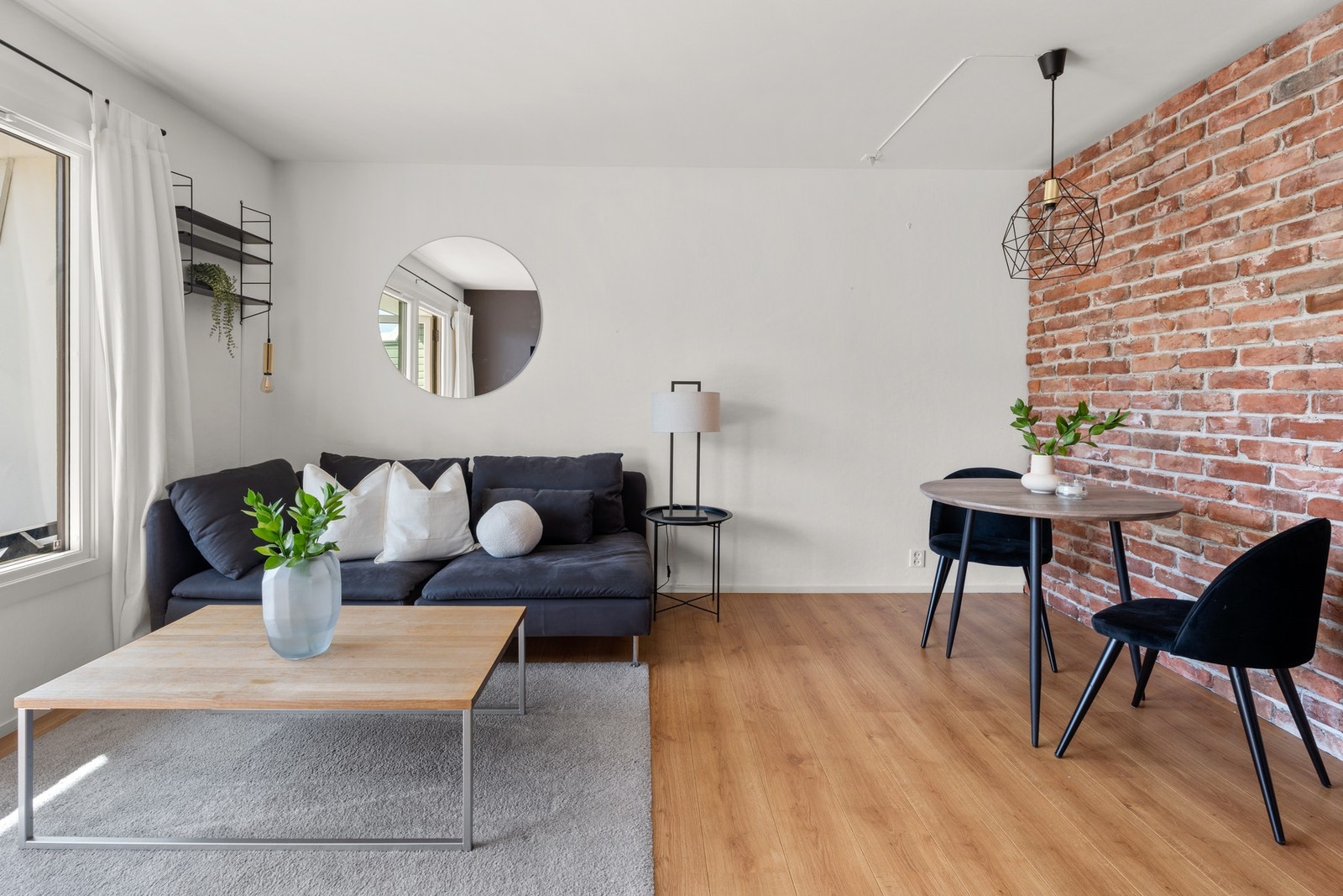 Overflatene er malt i et tidsriktig fargevalg samt en vegg med synlig tegl som skaper en fin kontrast i rommet. Gulvet er belagt med en-stavs laminat. Galleribilde