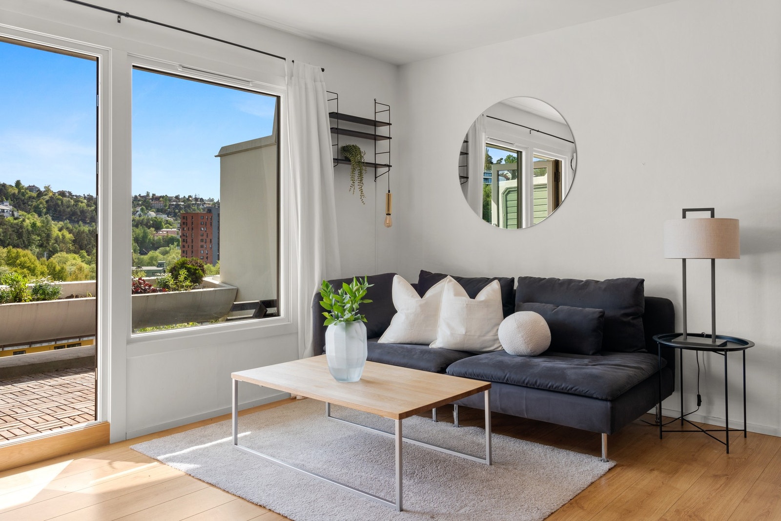 Du har en naturlig plass til både sofagruppe, spisebord og TV med tilhørende møblement. Galleribilde