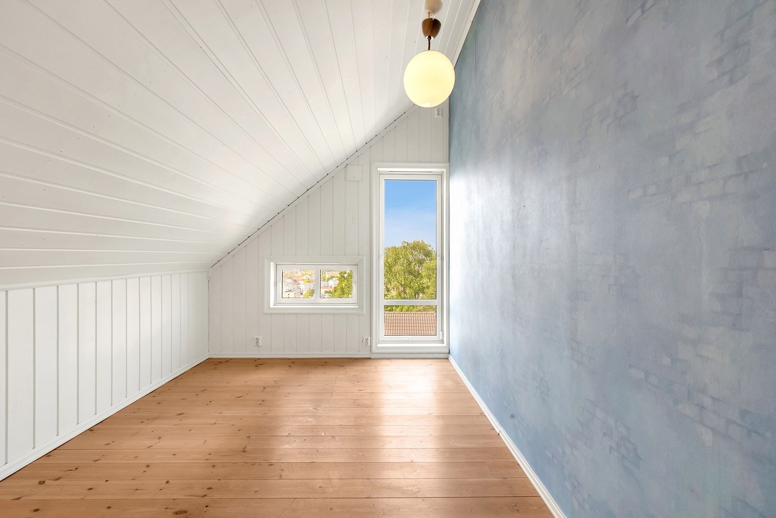 Soverom 3 har plass til seng og tilhørende nattbord, samt stor vindusflate. Galleribilde