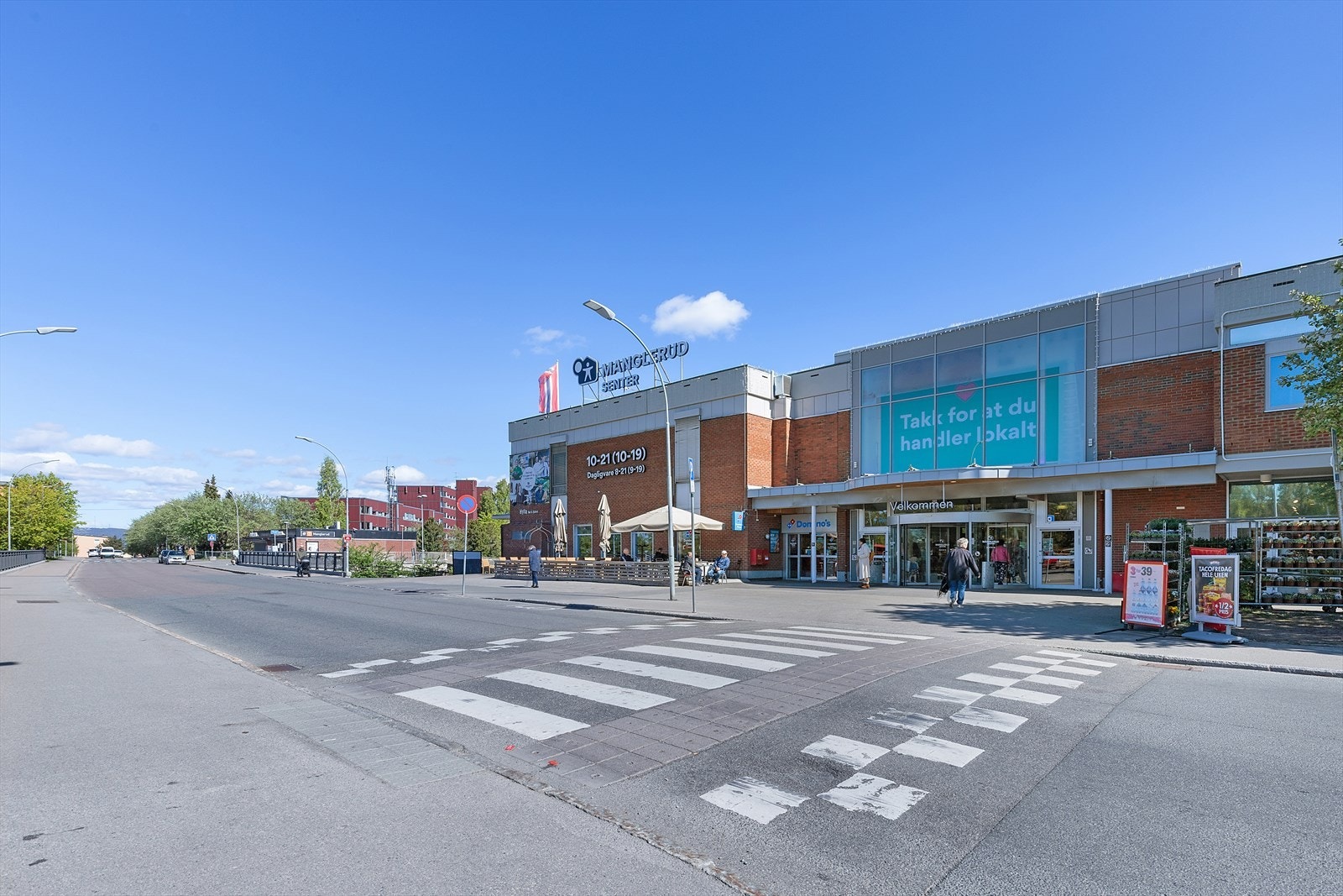 Kort avstand til Manglerud senter med flere forretninger, vinmonopol, T-bane, buss, drosjeholdeplass og flere servicetilbud. Galleribilde