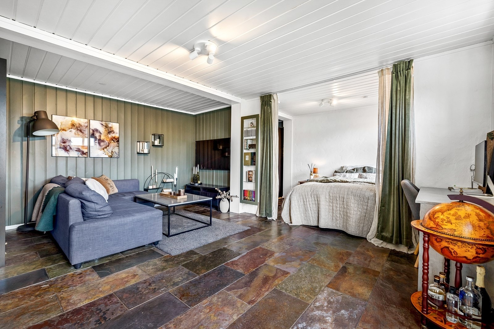 Her er det god plass til å innrede med en hyggelig sofagruppe og tilhørende tv-møblement. I tilknytning til stuen er en praktisk sovealkove. Galleribilde