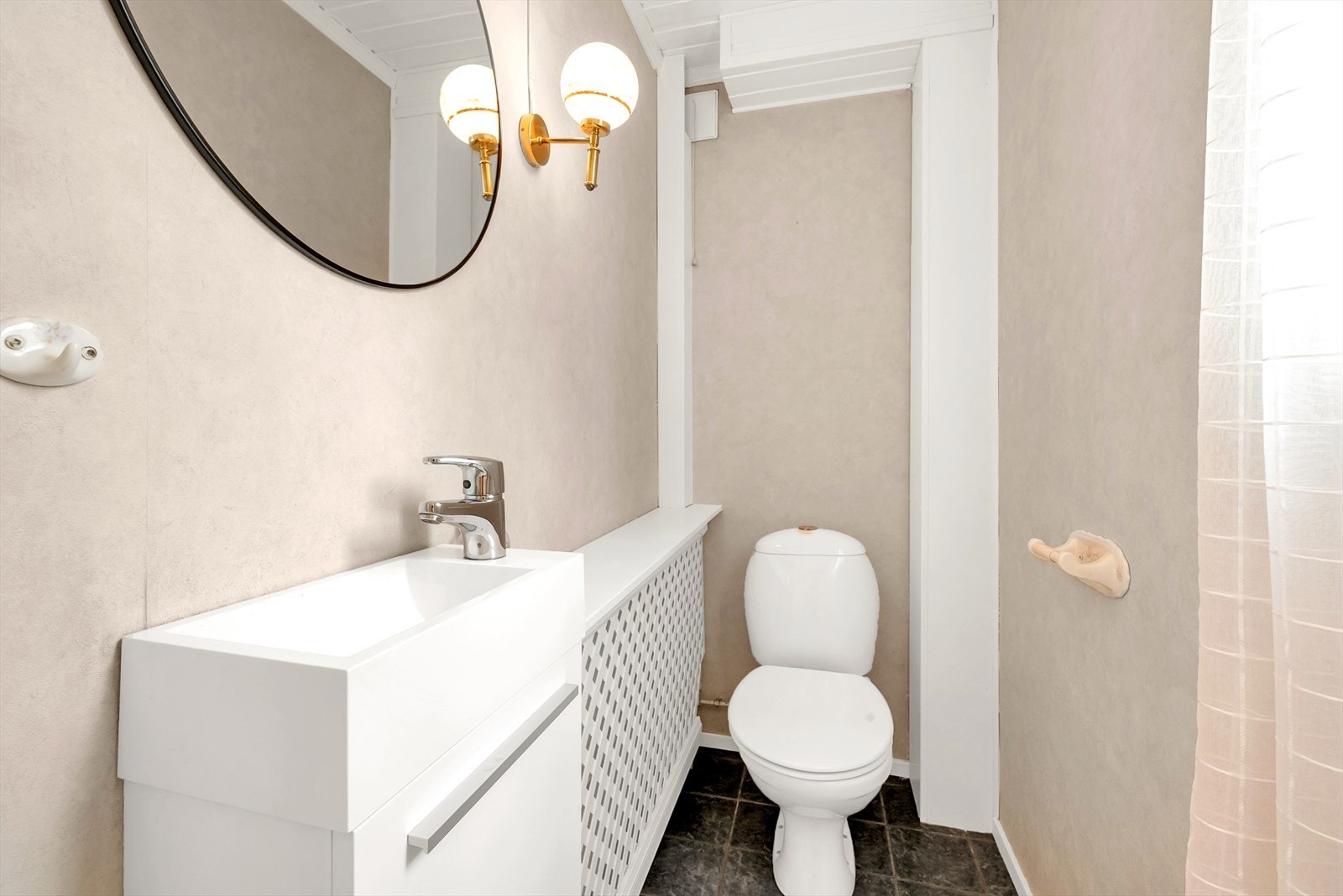 WC-rom i 1.etasje er utstyrt med gulvmontert toalett, servant og servantskap. Galleribilde