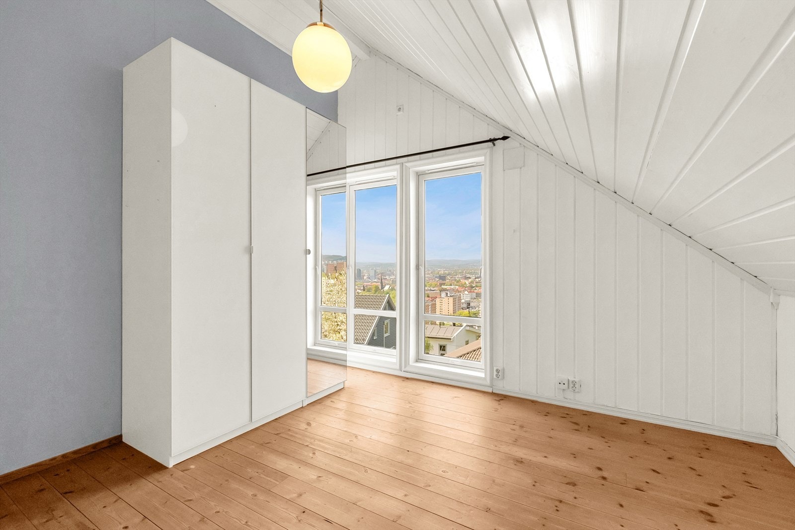 Soverom 2 er også av god størrelse med plass til dobbeltseng og tilhørende møblement. Store vindusflater slipper rikelig med dagslys inn og byr på fantastisk utsyn. Galleribilde