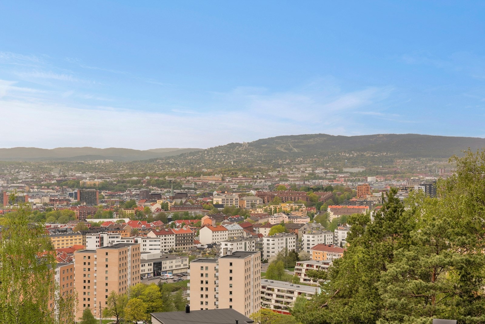 Eneboligen ligger flott til på Høyenhall og tilbyr en fantastisk utsikt mot Oslo by. Galleribilde