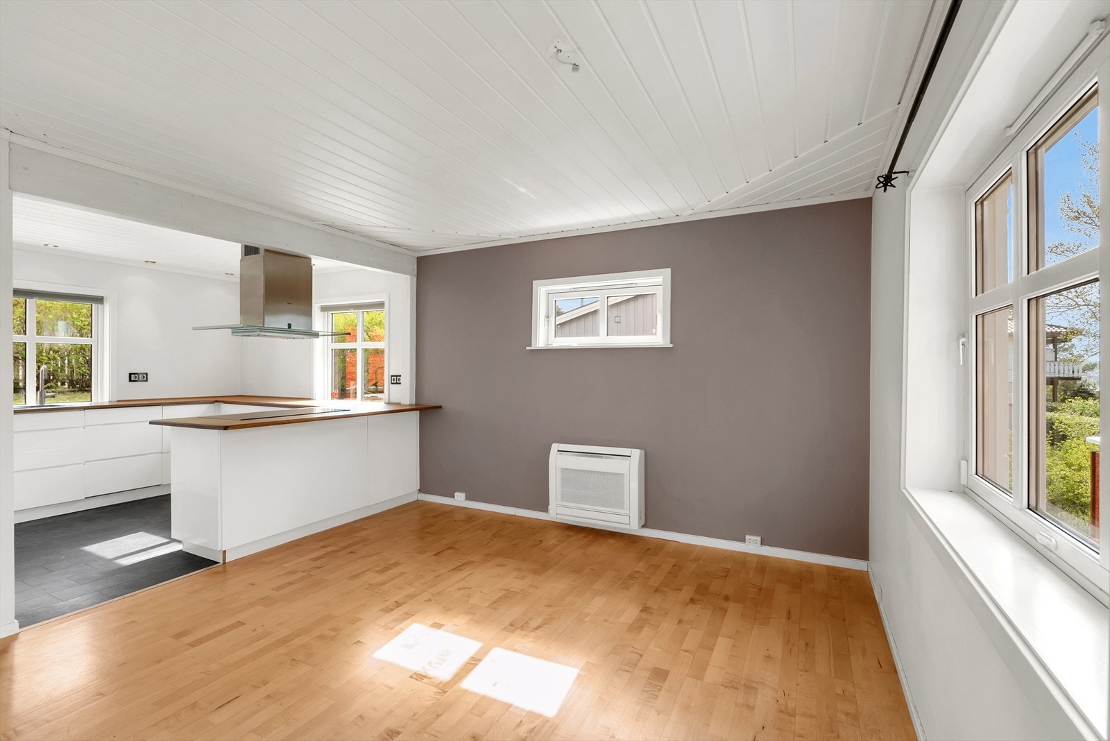 Kjøkkenet har en åpen løsning mot spisesonen. Perfekt ved sosiale sammenkomster! Galleribilde
