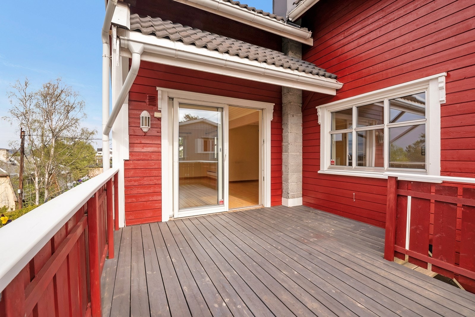 Terrassen ligger praktisk til og gir en forlengelse av stuen gjennom sommerhalvåret. Galleribilde