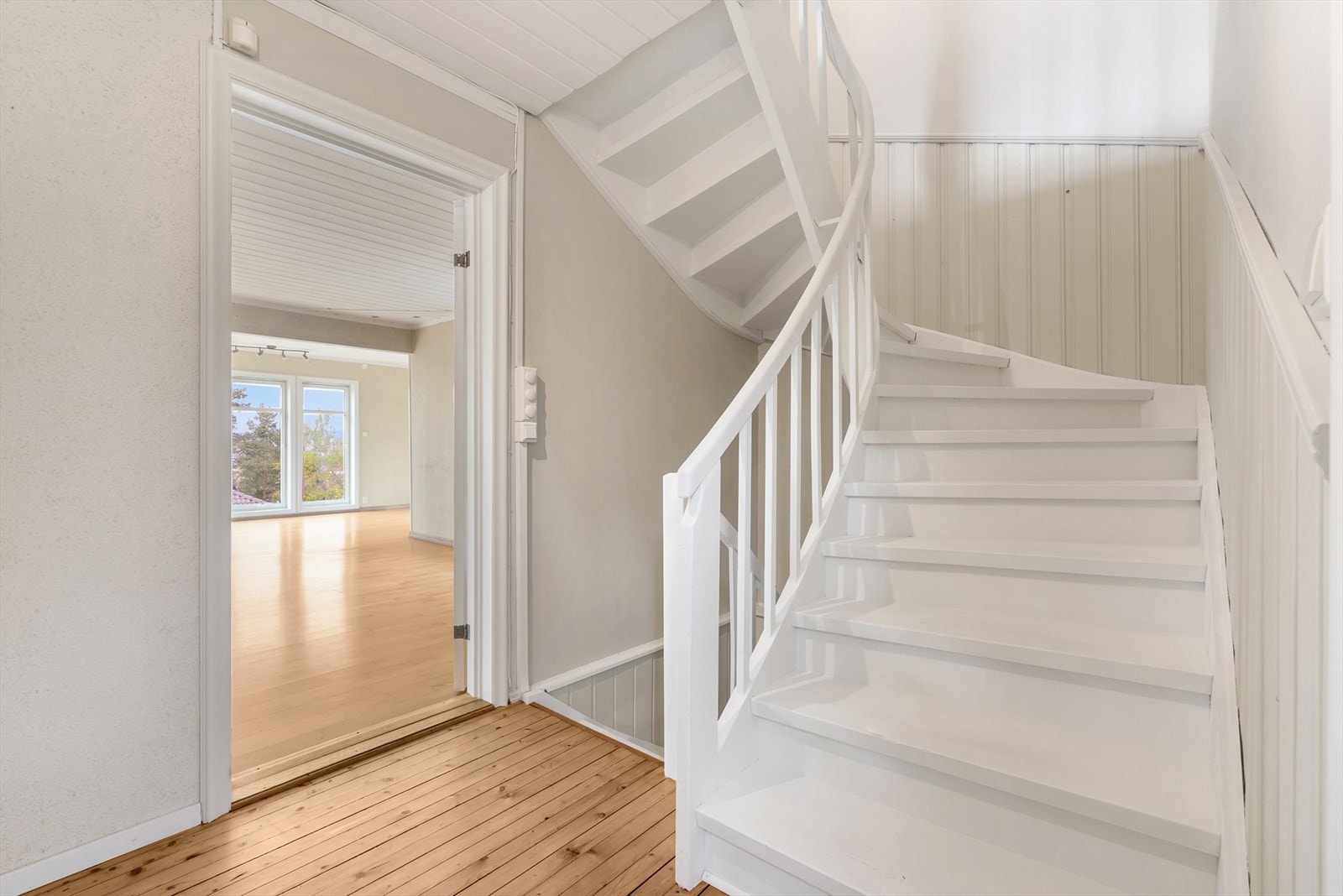 I forlengelse av entré kommer man til trapperom bestående av skyvedørsgarderobe hvor den ene døren har speildør. Her tar du deg videre opp til 2. etasje eller ned i underetasjen. Galleribilde