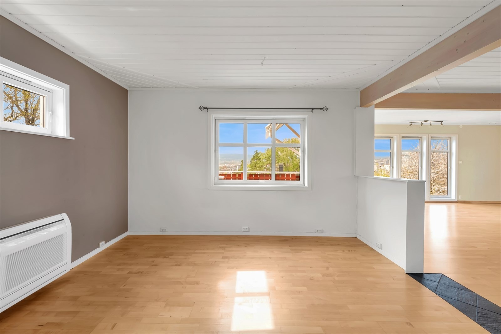 Her er det plass til stort spisebord med tilhørende stoler. Fra spisesonen har man også hyggelig utsyn. Galleribilde