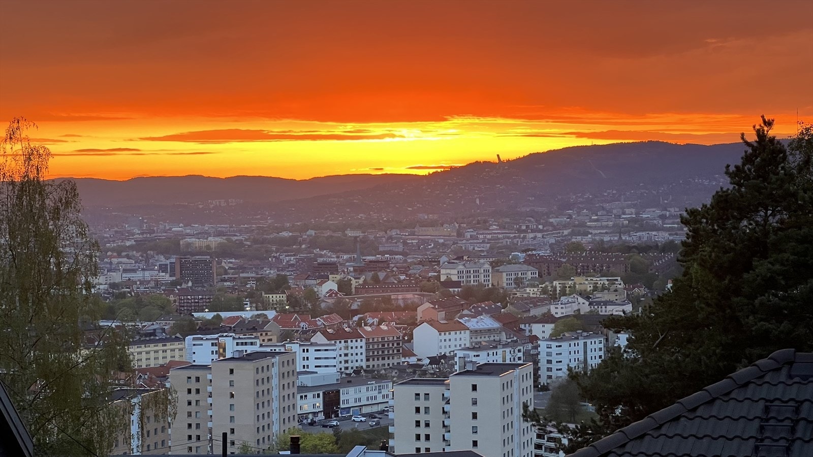 Her får du mulighet til å nyte fantastiske solnedganger over Oslo by gjennom hele året. Foto fra terrassen ved stuen. Galleribilde