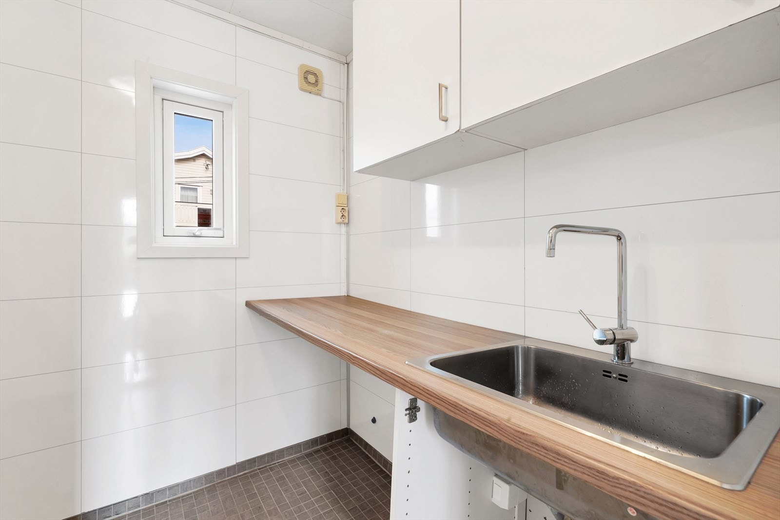 Romslig og praktisk vaskerom med opplegg til vaskemaskin. Godt med oppbevaring- og lagringsplass i overskap, det er også plass til annet oppbevaringsmøblement. Galleribilde