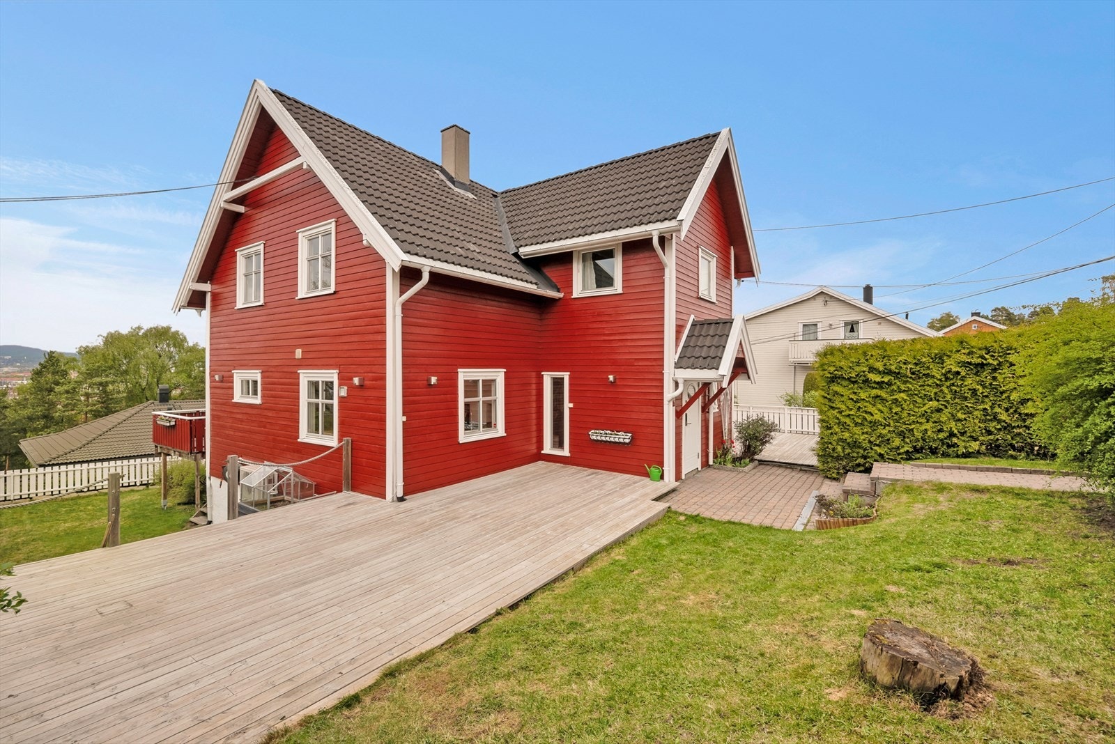 Huset byr på flere hyggelige uteplasser hvor du kan nyte late sommerdager. Galleribilde